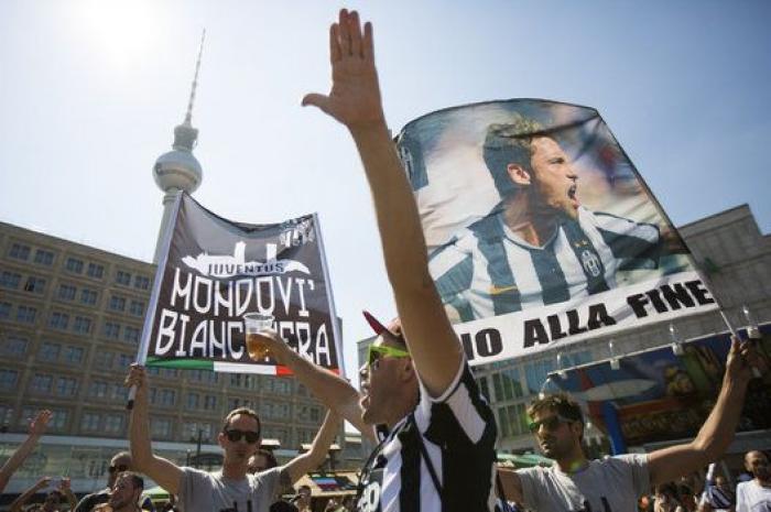 Las aficiones de Barça y Juve toman Berlín en un ambiente de hermandad