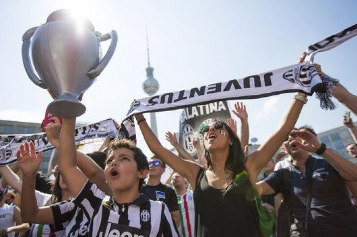 Las aficiones de Barça y Juve toman Berlín en un ambiente de hermandad