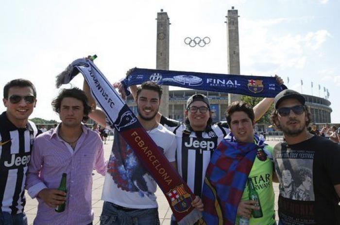 Las aficiones de Barça y Juve toman Berlín en un ambiente de hermandad