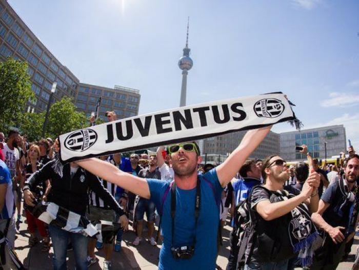 Las aficiones de Barça y Juve toman Berlín en un ambiente de hermandad