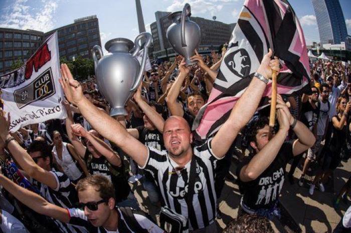 Las aficiones de Barça y Juve toman Berlín en un ambiente de hermandad