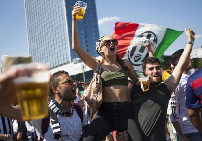 Las aficiones de Barça y Juve toman Berlín en un ambiente de hermandad