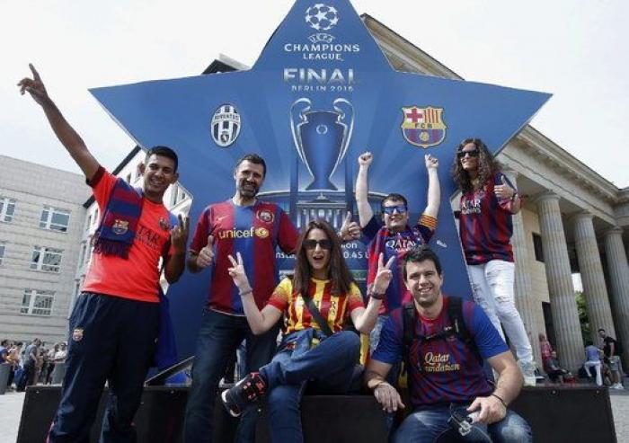 Las aficiones de Barça y Juve toman Berlín en un ambiente de hermandad