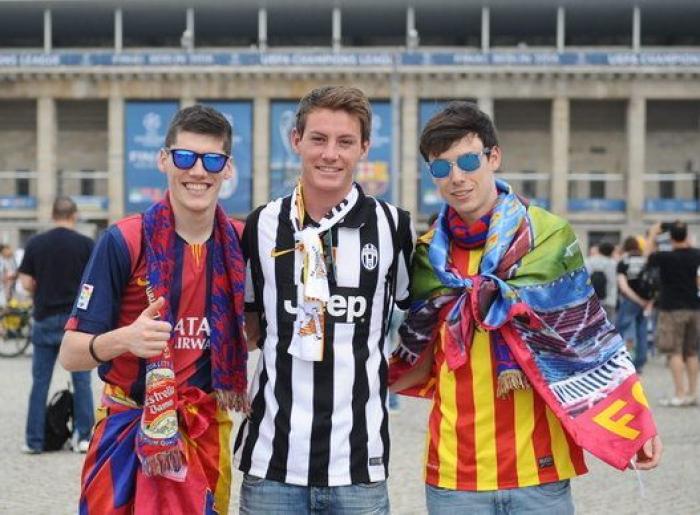 Las aficiones de Barça y Juve toman Berlín en un ambiente de hermandad