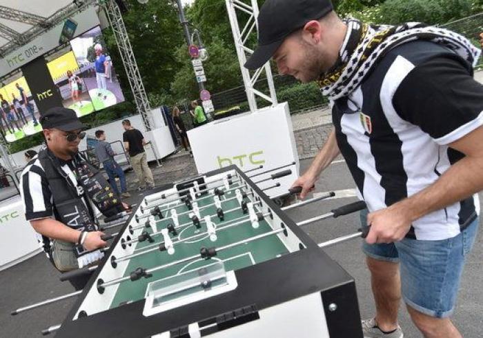 Las aficiones de Barça y Juve toman Berlín en un ambiente de hermandad