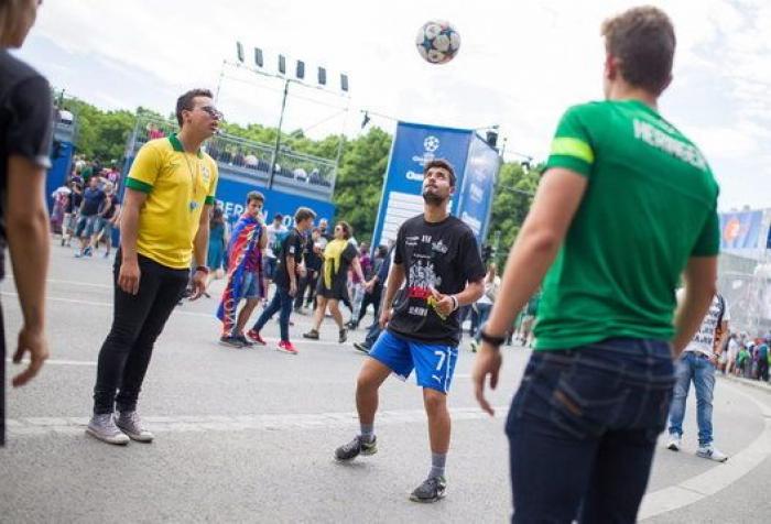 Las aficiones de Barça y Juve toman Berlín en un ambiente de hermandad