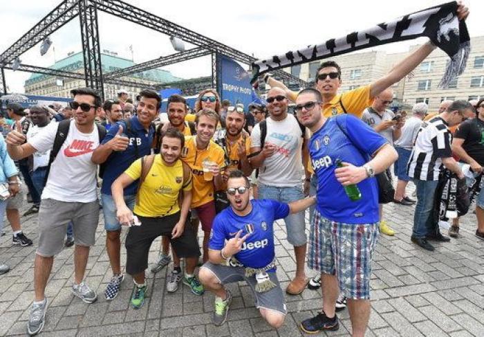 Las aficiones de Barça y Juve toman Berlín en un ambiente de hermandad
