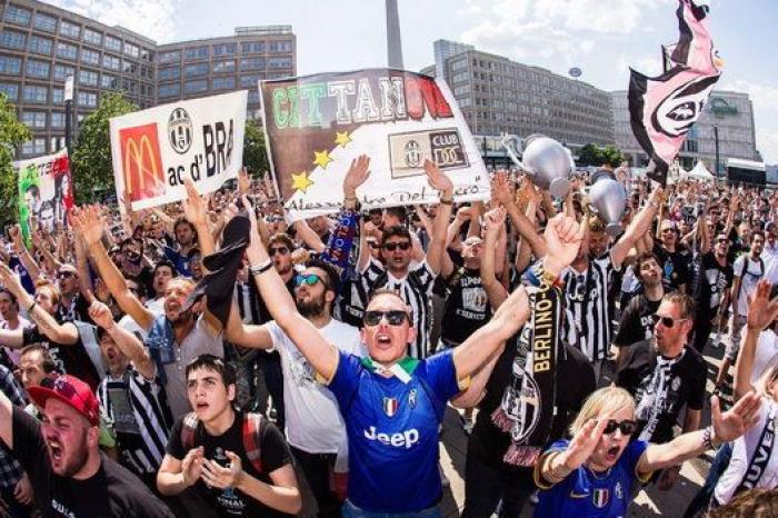 Las aficiones de Barça y Juve toman Berlín en un ambiente de hermandad