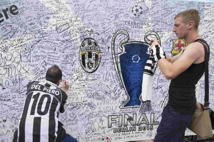Las aficiones de Barça y Juve toman Berlín en un ambiente de hermandad