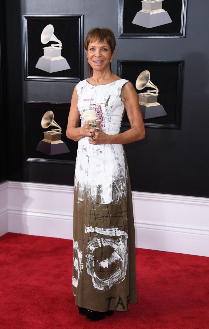 Lorde cosió su reivindicación contra el acoso a su vestido de los Grammy