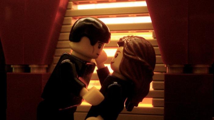 Un chico convierte su currículum en una pieza de Lego