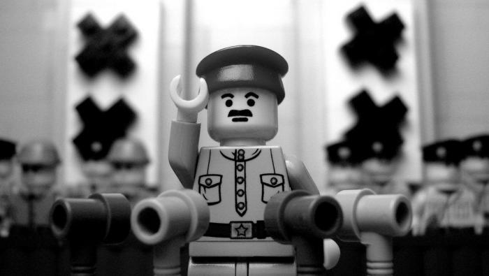 Un chico convierte su currículum en una pieza de Lego