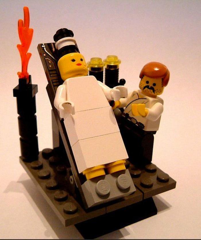 Un chico convierte su currículum en una pieza de Lego