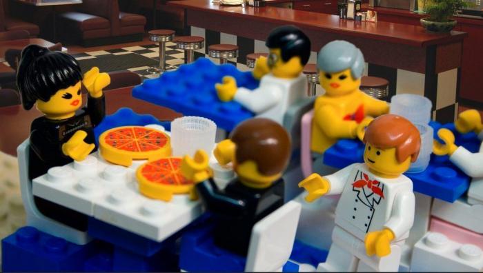 Un chico convierte su currículum en una pieza de Lego