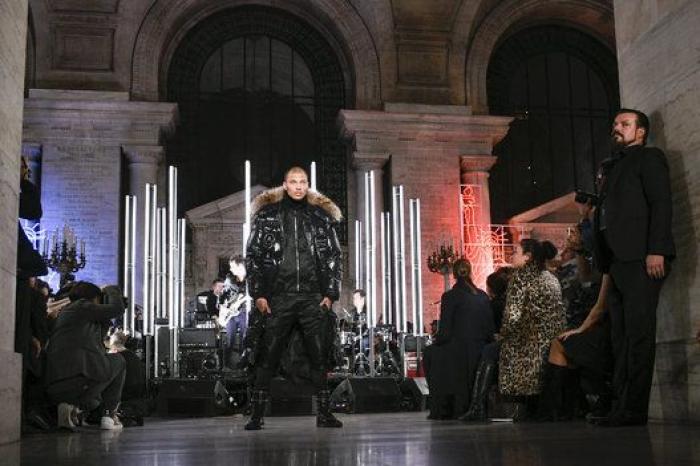 Jeremy Meeks, conocido como el preso más guapo, debuta sobre la pasarela