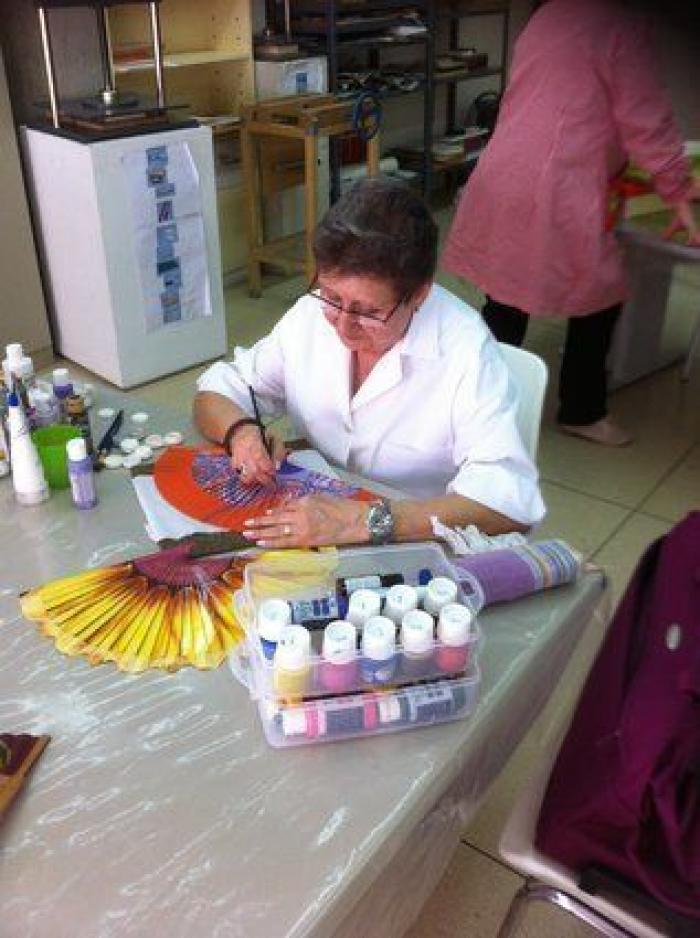 Josefa, 75 años y alumna de la universidad popular: "Me mantiene ocupada y con la cabeza activa"