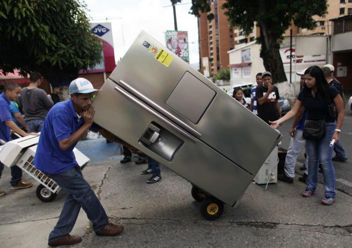 Felipe González se refiere a Podemos como "los monaguillos" del chavismo