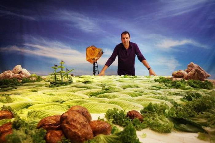 Jordi Cruz posa con sus estrellas Michelín