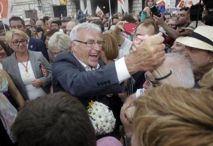 La nueva España multicolor se estrena en los ayuntamientos