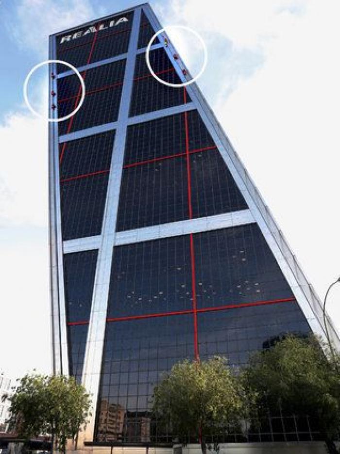 Varios activistas de Greenpeace, detenidos por ponerle una mascarilla a la Cibeles