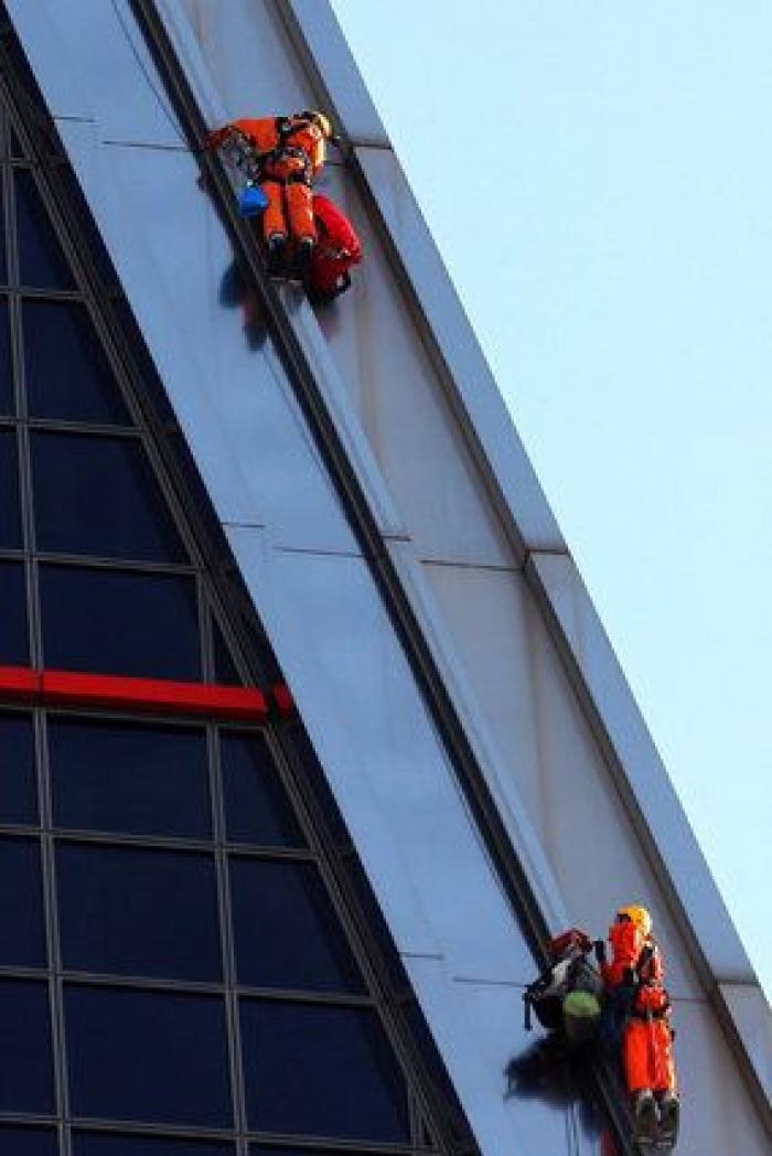Varios activistas de Greenpeace, detenidos por ponerle una mascarilla a la Cibeles