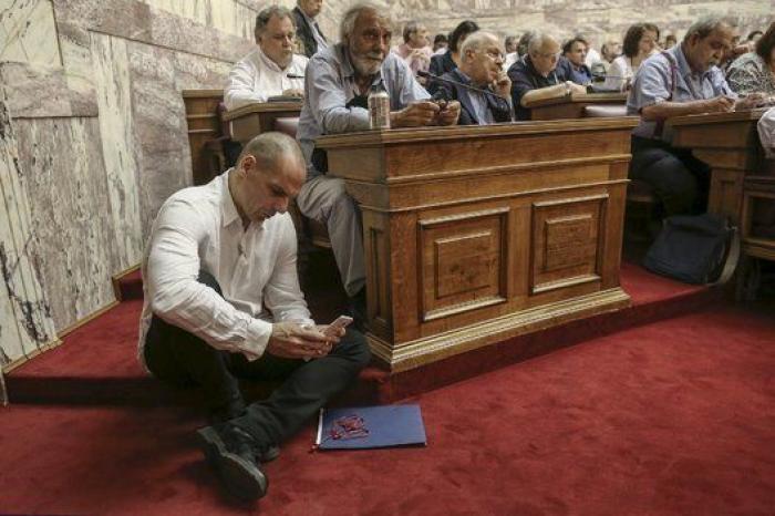 Una imagen vale más que 1.000 palabras: Varufakis escuchando a Tsipras (FOTOS)