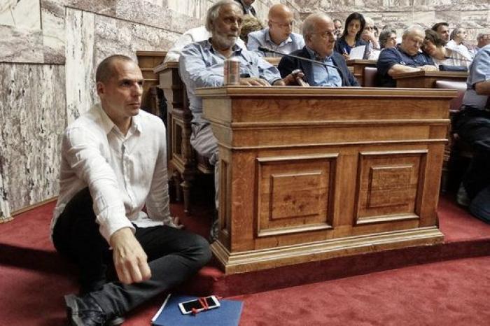 Una imagen vale más que 1.000 palabras: Varufakis escuchando a Tsipras (FOTOS)