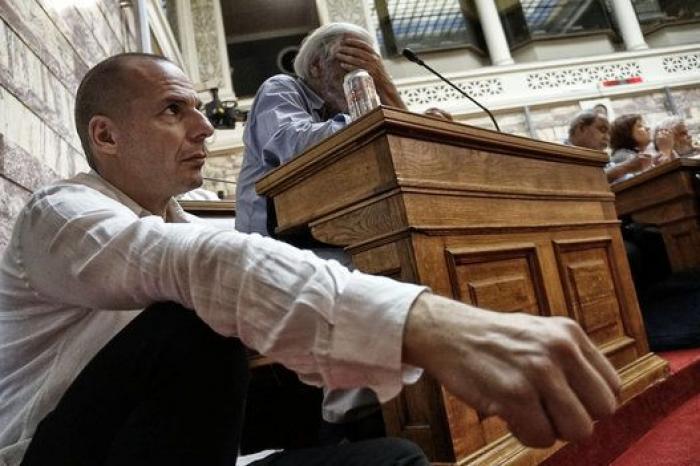 Una imagen vale más que 1.000 palabras: Varufakis escuchando a Tsipras (FOTOS)