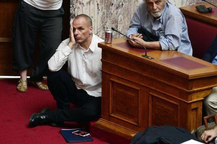 Una imagen vale más que 1.000 palabras: Varufakis escuchando a Tsipras (FOTOS)