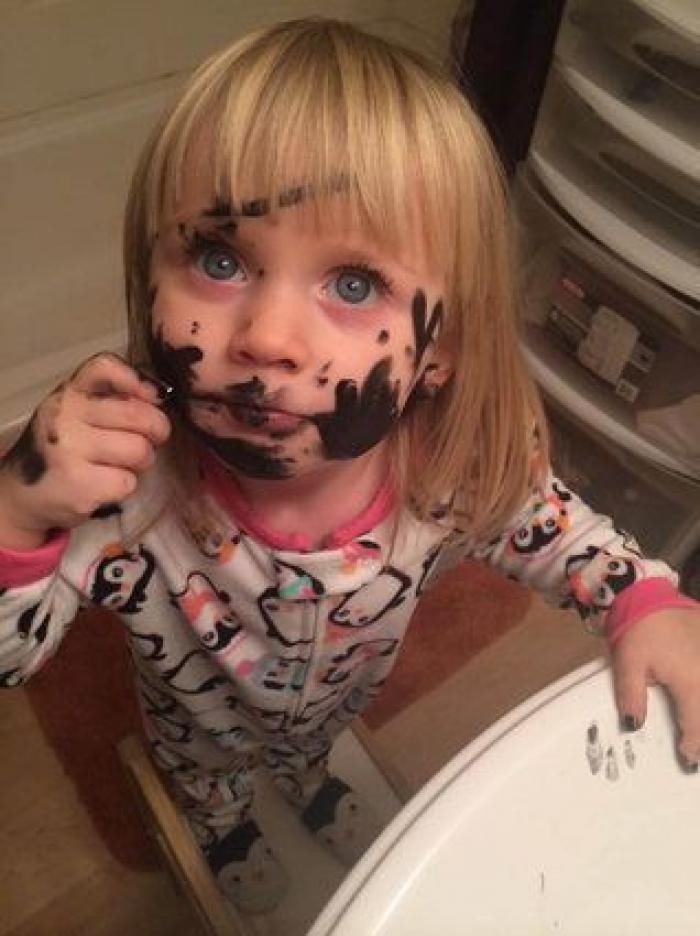 Esto es lo que pasa cuando los niños descubren el maquillaje