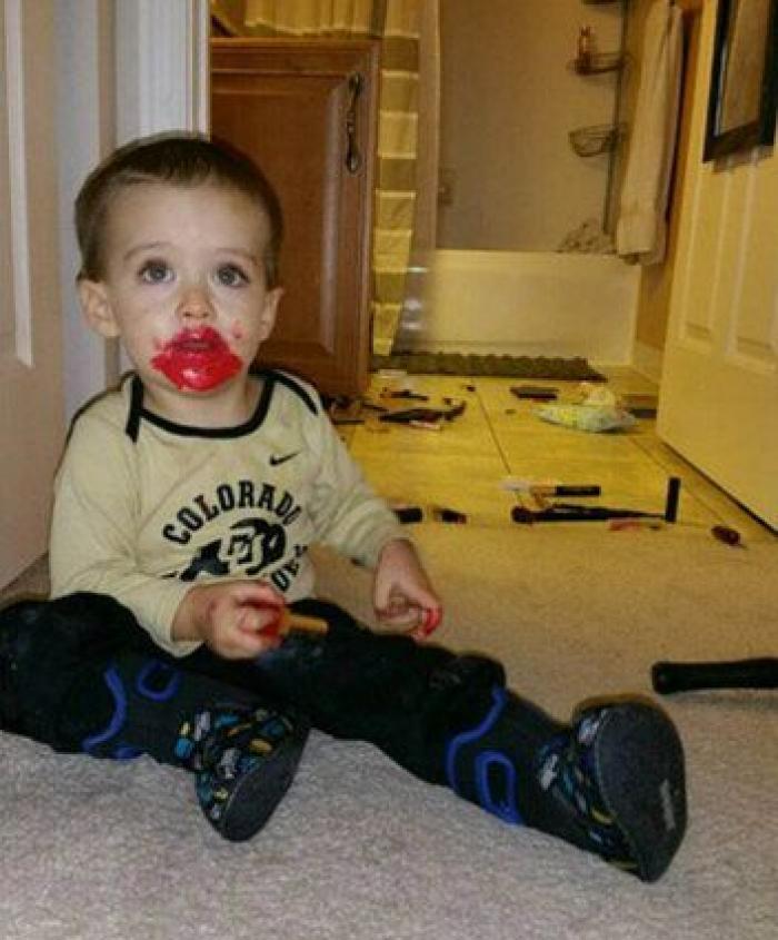 Esto es lo que pasa cuando los niños descubren el maquillaje