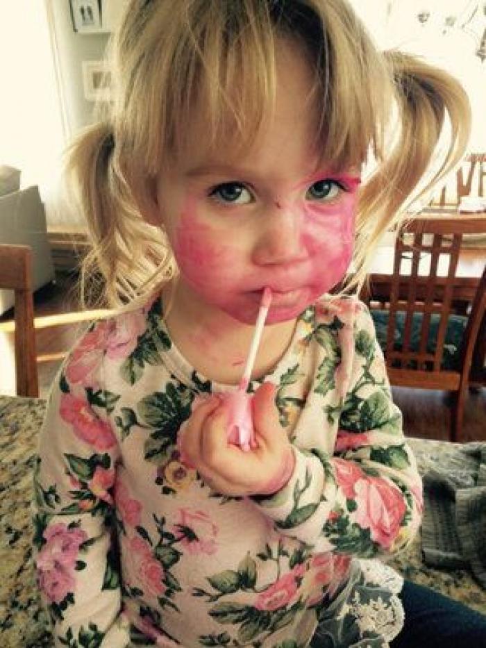 Esto es lo que pasa cuando los niños descubren el maquillaje
