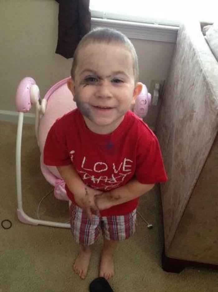 Esto es lo que pasa cuando los niños descubren el maquillaje