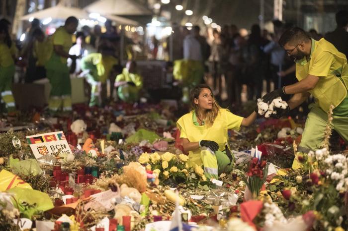 Emoción en la retirada de las ofrendas de La Rambla de Barcelona tras el atentado yihadista