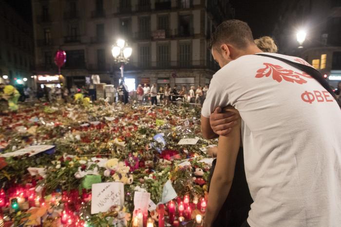 Emoción en la retirada de las ofrendas de La Rambla de Barcelona tras el atentado yihadista