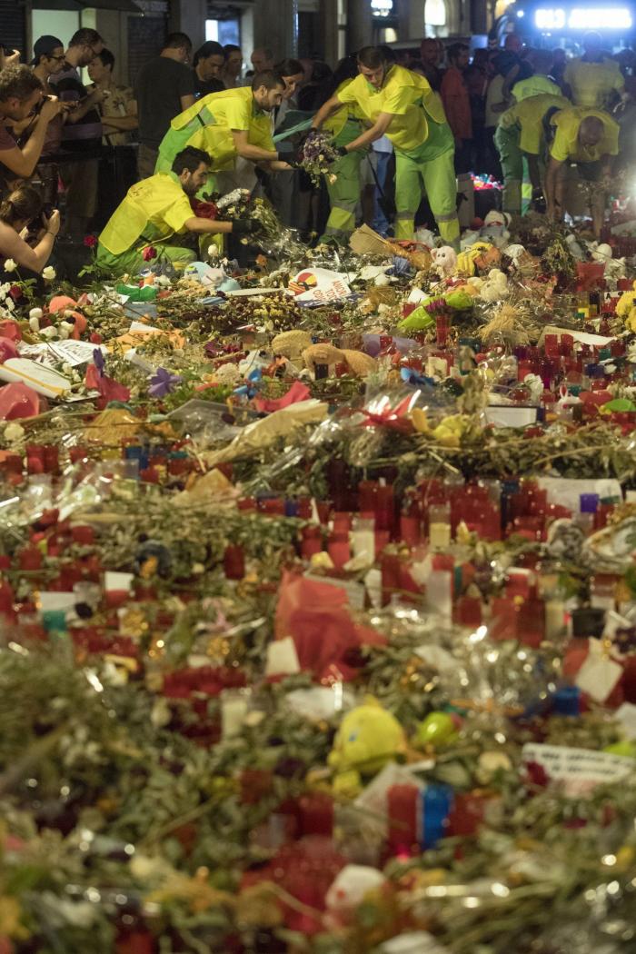 Emoción en la retirada de las ofrendas de La Rambla de Barcelona tras el atentado yihadista
