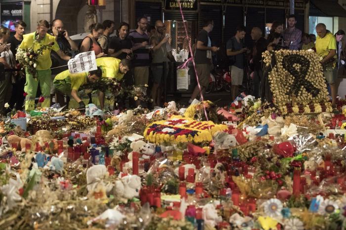 Emoción en la retirada de las ofrendas de La Rambla de Barcelona tras el atentado yihadista