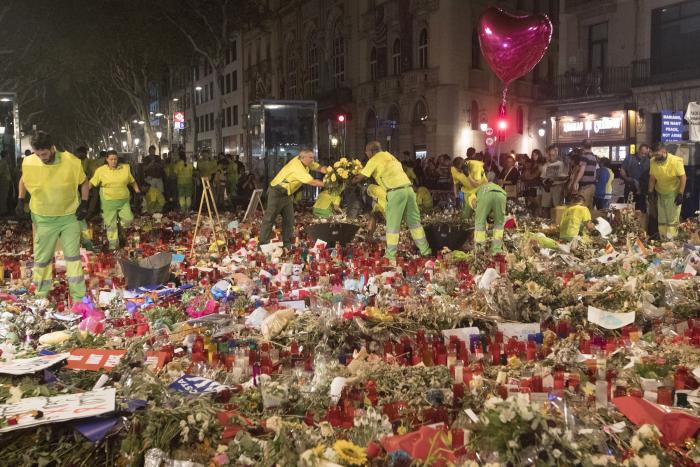 Emoción en la retirada de las ofrendas de La Rambla de Barcelona tras el atentado yihadista