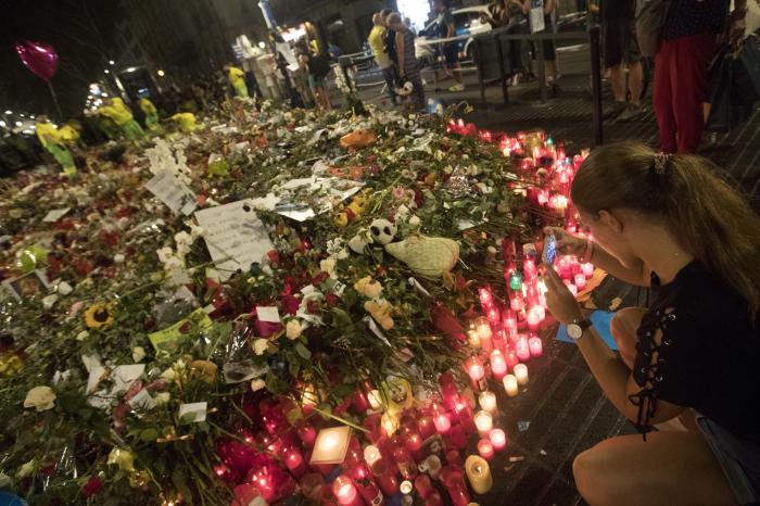 Emoción en la retirada de las ofrendas de La Rambla de Barcelona tras el atentado yihadista