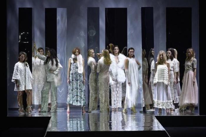 Duyos celebra 20 años en la moda con diez tops "amigas e iconos" y se alza como mejor colección