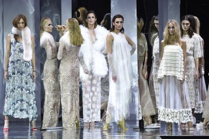 Duyos celebra 20 años en la moda con diez tops "amigas e iconos" y se alza como mejor colección