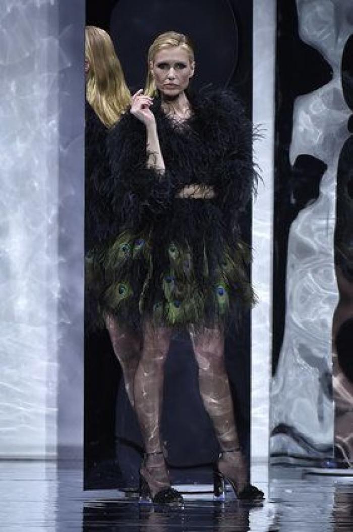 Duyos celebra 20 años en la moda con diez tops "amigas e iconos" y se alza como mejor colección