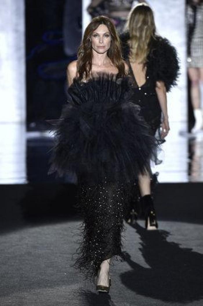 Duyos celebra 20 años en la moda con diez tops "amigas e iconos" y se alza como mejor colección