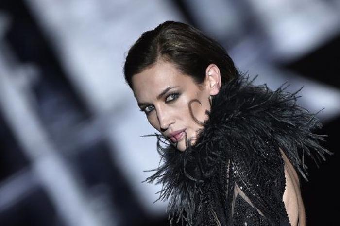 Duyos celebra 20 años en la moda con diez tops "amigas e iconos" y se alza como mejor colección