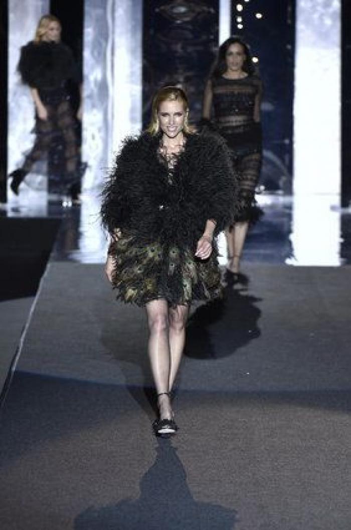 Duyos celebra 20 años en la moda con diez tops "amigas e iconos" y se alza como mejor colección