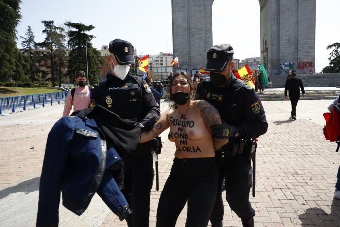 Activistas de FEMEN se manifiestan en el colegio electoral de Rocío Monasterio