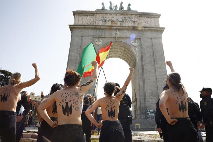 Activistas de FEMEN se manifiestan en el colegio electoral de Rocío Monasterio