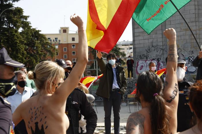 Activistas de FEMEN se manifiestan en el colegio electoral de Rocío Monasterio