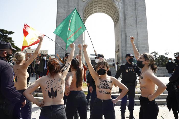 Activistas de FEMEN se manifiestan en el colegio electoral de Rocío Monasterio