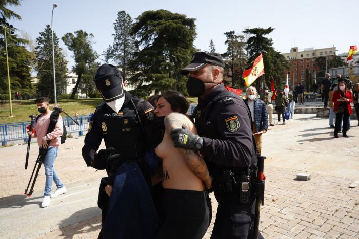 Activistas de FEMEN se manifiestan en el colegio electoral de Rocío Monasterio